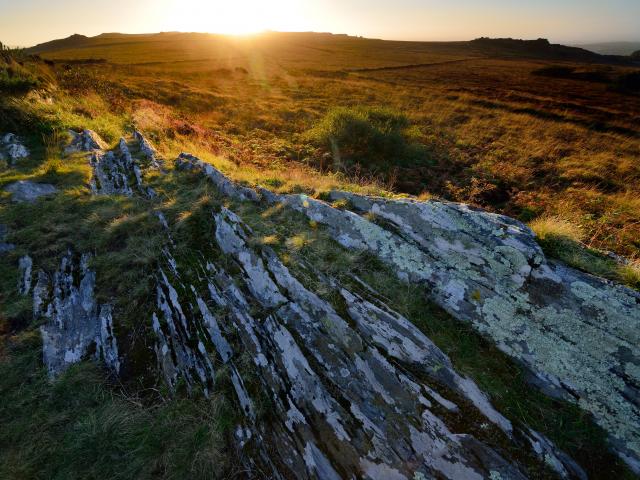 Ambiance mystérieuse au coucher de soleil sur le roc du Tuchenn Kador et la lande des Monts d'Arrée