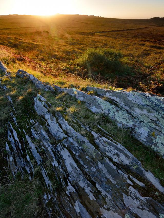 Ambiance mystérieuse au coucher de soleil sur le roc du Tuchenn Kador et la lande des Monts d'Arrée