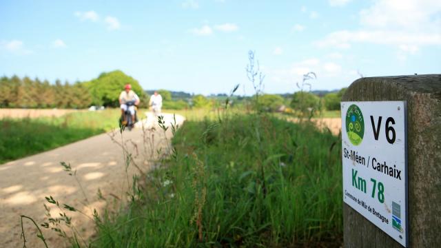 Cyclotouristes roulant sur la Voie Verte N°6 Carhaix / St-Méen-Le-Grand