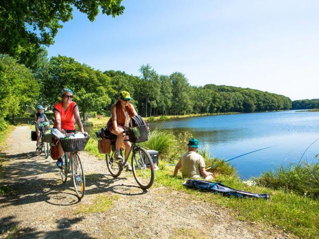 Cyclotouristes longeant le Canal de Nantes à Brest : Jonction avec les Voies Vertes à Carhaix