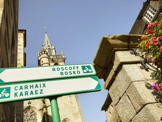 Panneaux directionnels vers Carhaix ou Roscoff, en centre-ville, sur la Voie Verte N°7 et la Vélodyssée