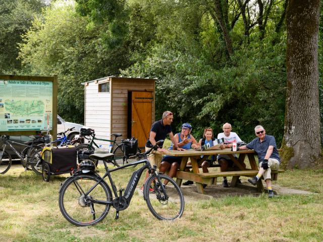 Pause pique-nique pour des cyclotouristes à l'aire de repos de Pont Daoulas, le long du Canal de Nantes à Brest à Carhaix