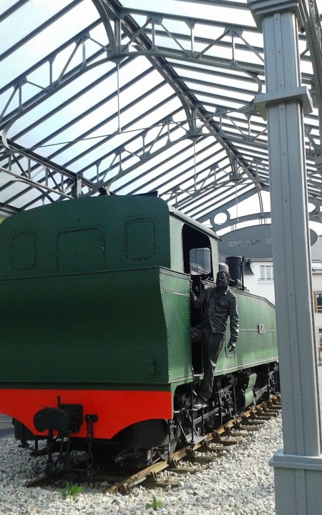 La Locomotive Mallet et la statue du cheminot, Place de la Gare à Carhaix