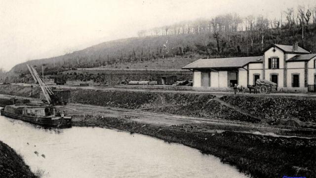 Carte postale de Port-de-Carhaix avec son ancienne gare surplombant le trafic de marchandises sur le Canal de Nantes à Brest