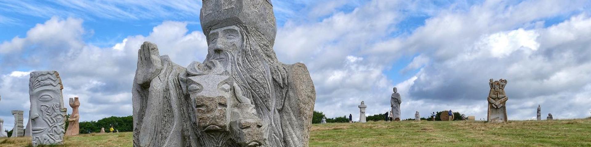 Statue de Saint-Cornély transformant les soldats qui le poursuivent en bloc de pierre, à La Vallée des Saints. Instagram #carnoet