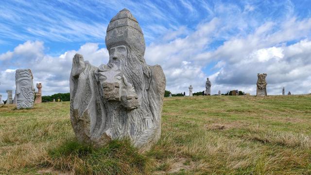 Statue de Saint-Cornély transformant les soldats qui le poursuivent en bloc de pierre, à La Vallée des Saints. Instagram #carnoet