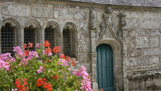 L'ossuaire fleuri de l'Enclos paroissial de Cléden-Poher.