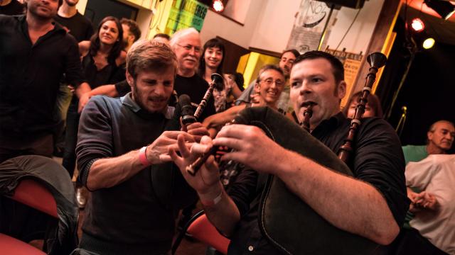 Duo de bombardes et ambiance animée, à La Nuit de la Gavotte à Poullaouen