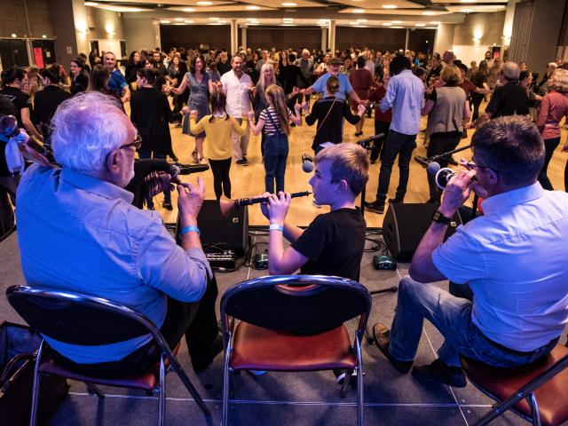 Sonneurs de bombardes et binious, tous âges confondus, à La Nuit du Glaz du Bagad de Carhaix en octobre